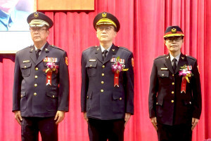 嘉義市警局主任秘書吳正文、第一分局新任分局長閻百川及第二分局新任分局長林思妙(左至右)。（圖／記者陳致愷攝影）