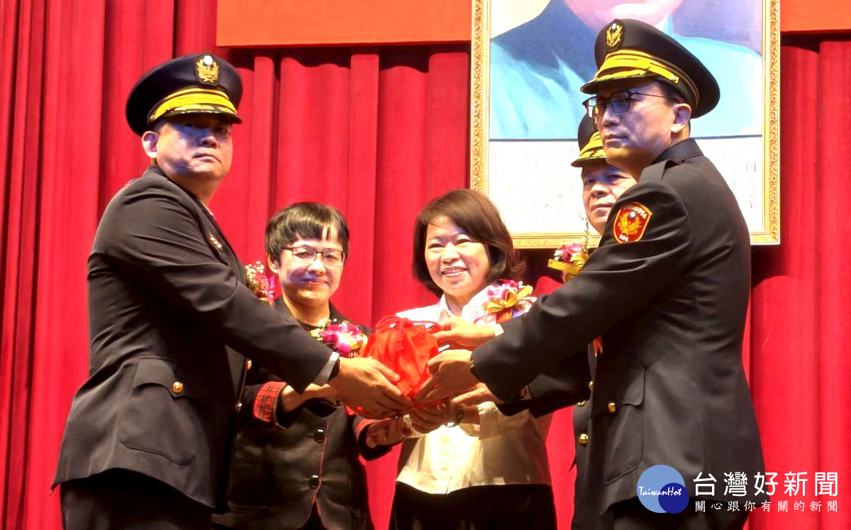 第一分局新任分局長閻百川(右一)。（圖／記者陳致愷攝影）