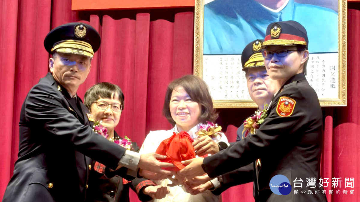 第二分局新任分局長林思妙(右一)。（圖／記者陳致愷攝影）