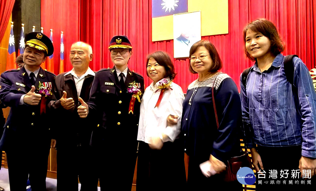 第二分局新任分局長林思妙家屬到場觀禮，與嘉義市長黃敏惠及警察局長陳明志合影。（圖／記者陳致愷攝影）