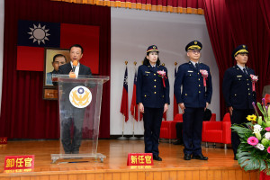 嘉義縣警局今（26）日舉辦卸、新任分局長交接典禮，左2起為朴子分局長莊于瑩、中埔局長吳伯元、竹崎分局長周志遠／警方提供