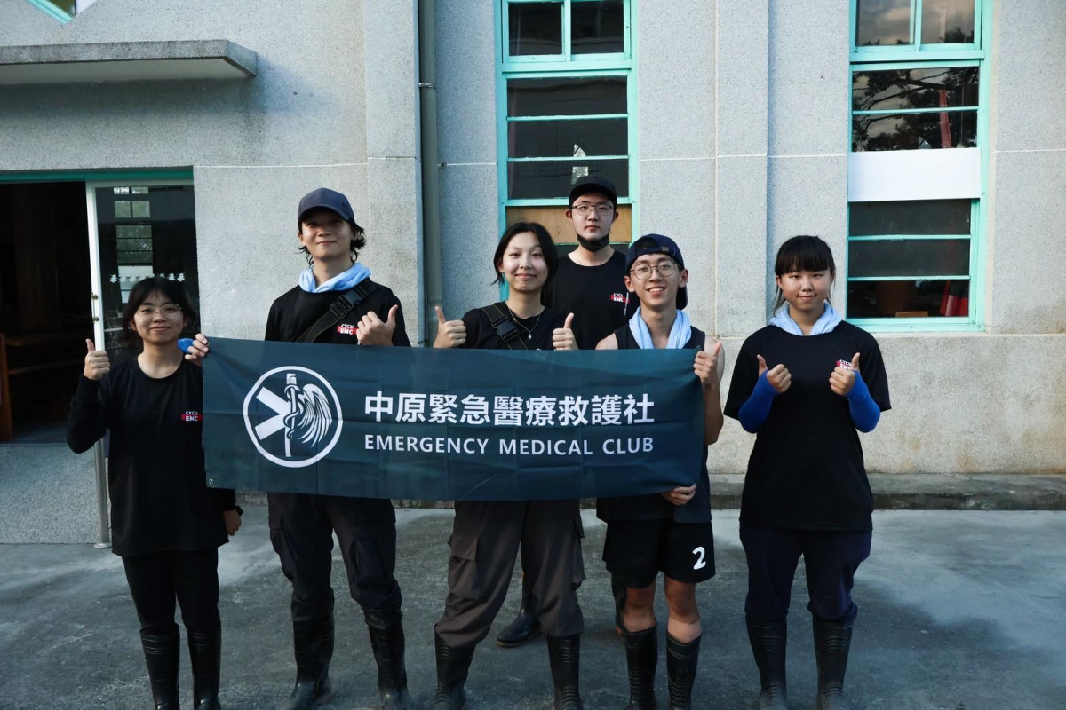 中原大學「緊急醫療救護社」志工參與災區服務，發揮急救專業，獲得好評。