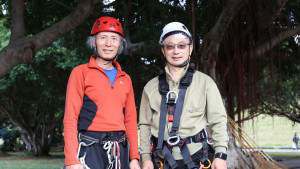樹攀達人左起涂嘉訓、李明元，同樣也是山域與救援領域專家。