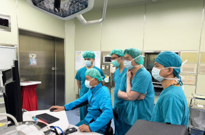 泌尿外科歐宴泉醫師示範早期攝護腺癌治療操作教學。