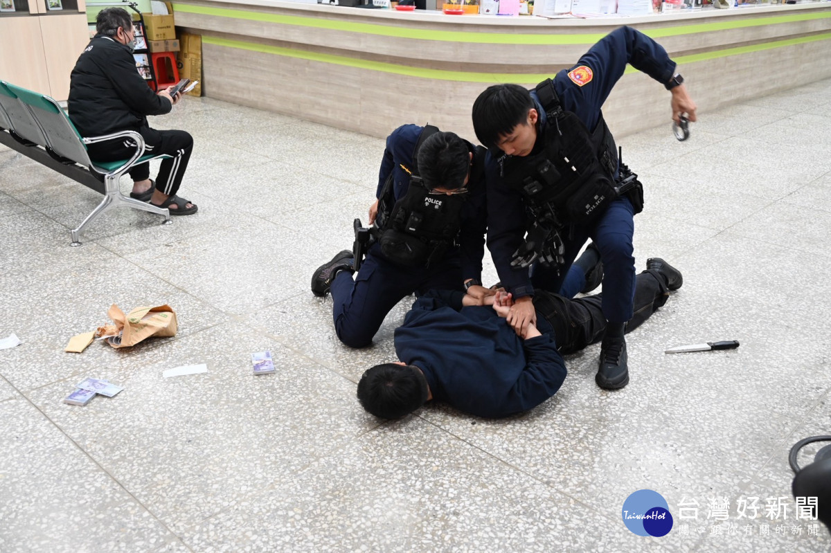 楊梅警攜手農會辦理防搶演練。