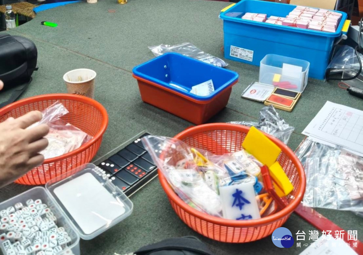 大溪警大掃蕩,深夜破獲天九牌職業大賭場。