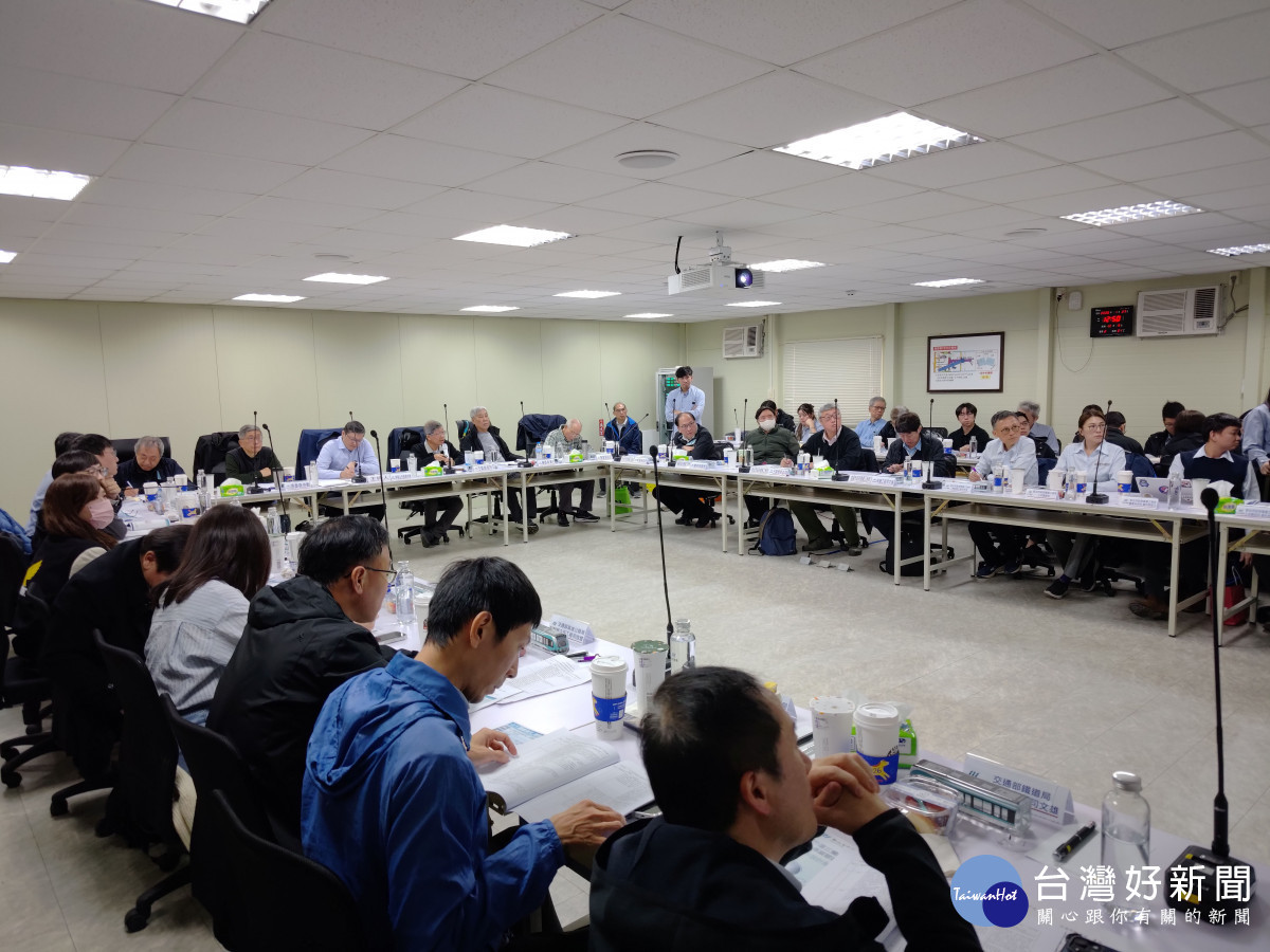 向行政院工程會簡報說明三鶯線延伸八德計畫。