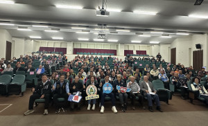 草屯鎮長簡賜勝就職周年在公所五樓舉辦施政成果報告，鎮代、里長多出席相挺。（記者扶小萍攝）