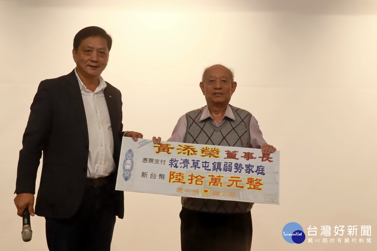 朝清宮主委黃添榮再捐贈60萬元予公所幫助弱勢。（記者扶小萍攝）