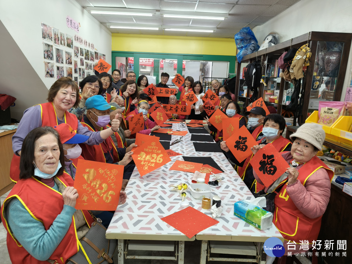 華山大園站獲贈到宅車        百歲人瑞揮毫加「馬」送幸福