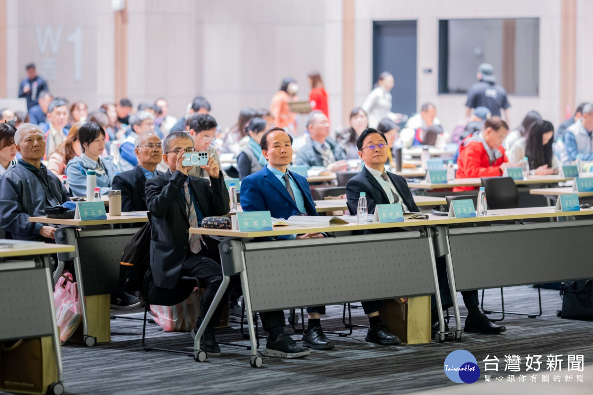 張市長聆聽孫維新教授演講。