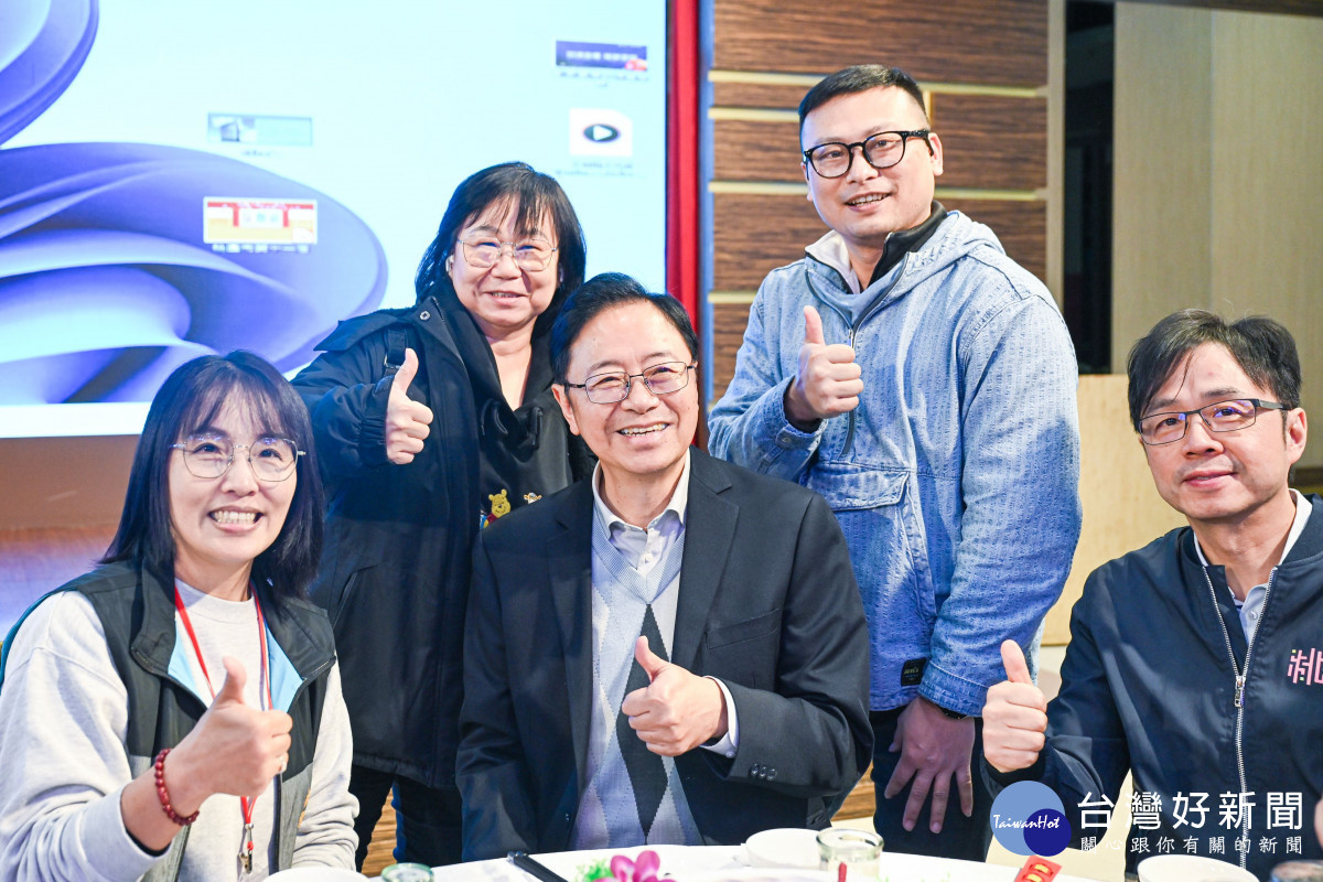 張市長與貴賓合影。