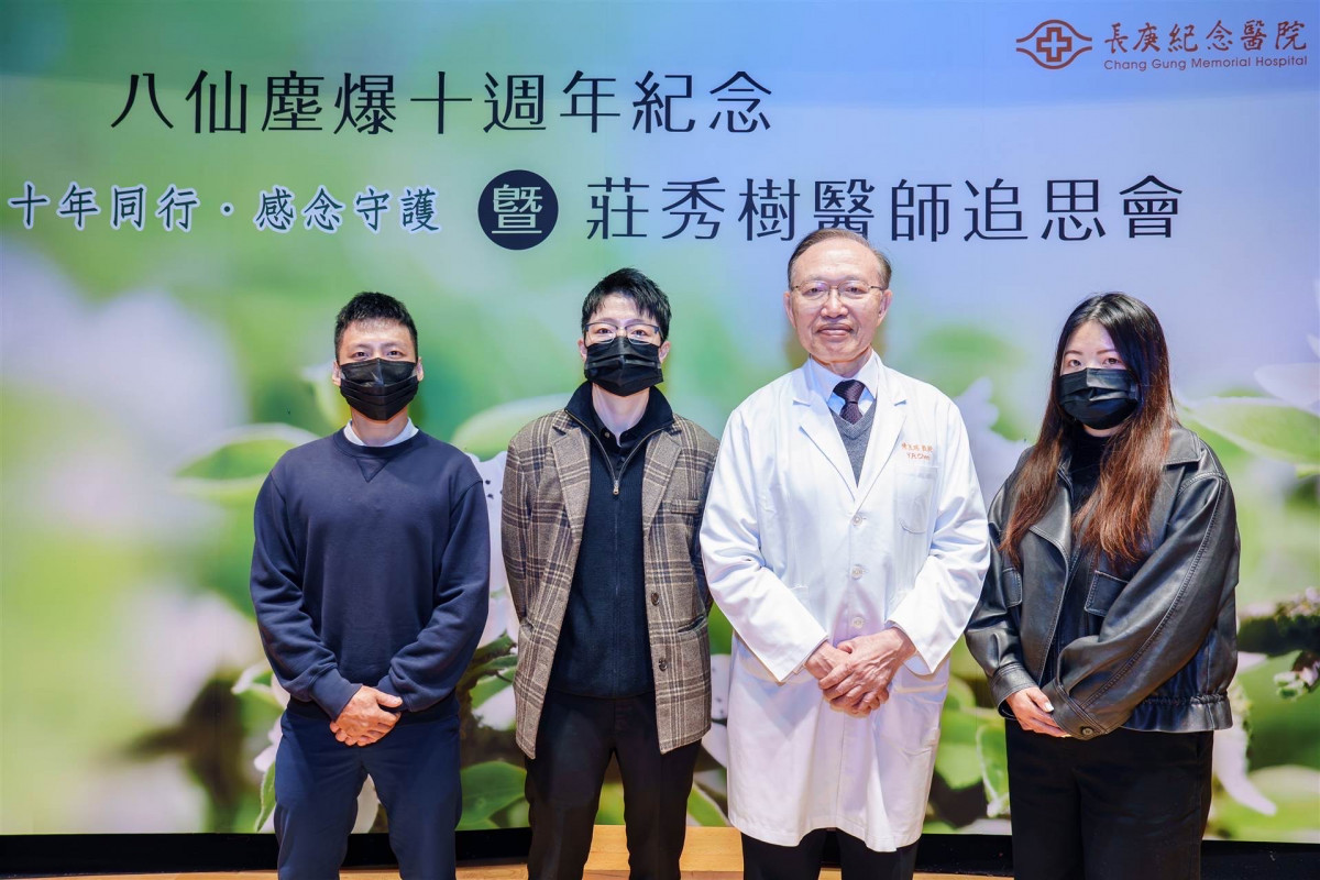 (左至右)傷友鍾博宇、夏文玲、長庚醫療公益發展委員會主席陳昱瑞、傷友林思佳(林口長庚醫院提供)
