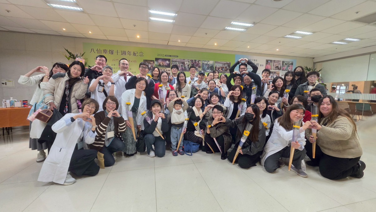 林口長庚整形外科顏琤嬑主任與傷友們及醫療團隊現場合影