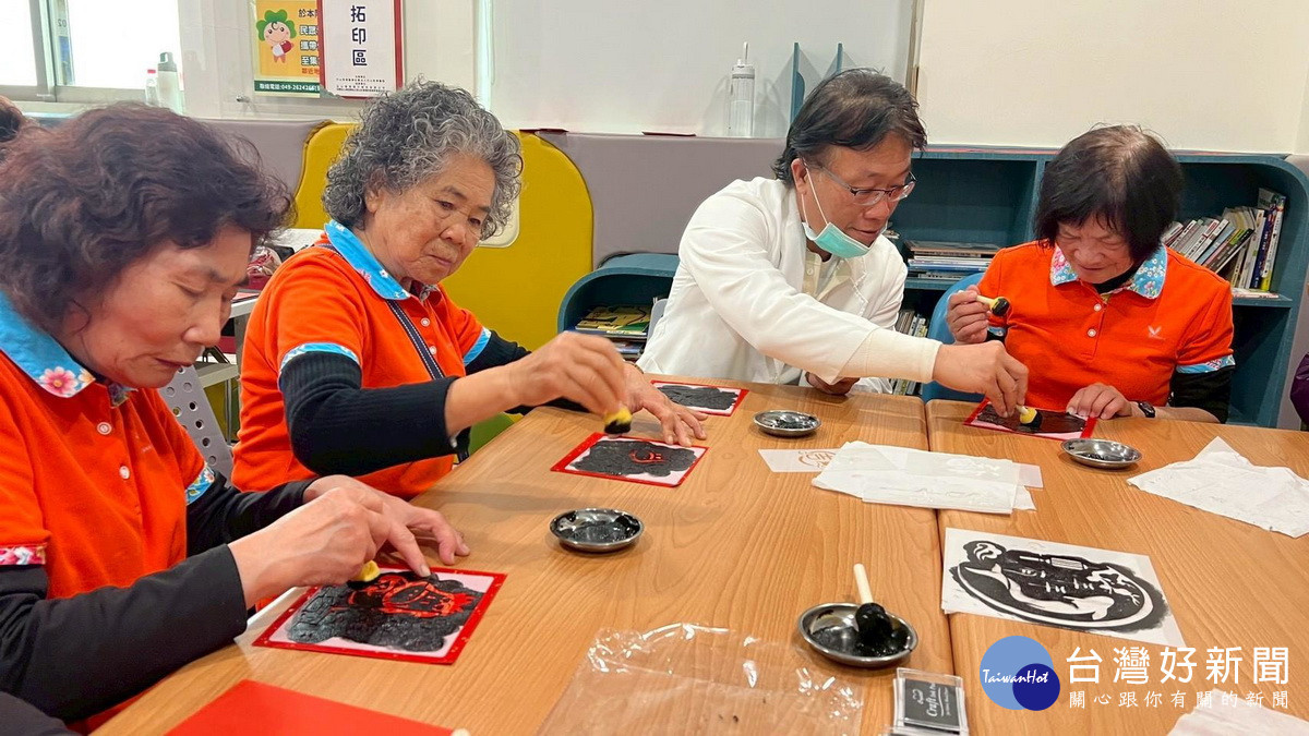 鄉親來手作紅包拓印。（竹秀提供）