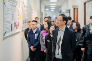 張市長觀看青年提案。