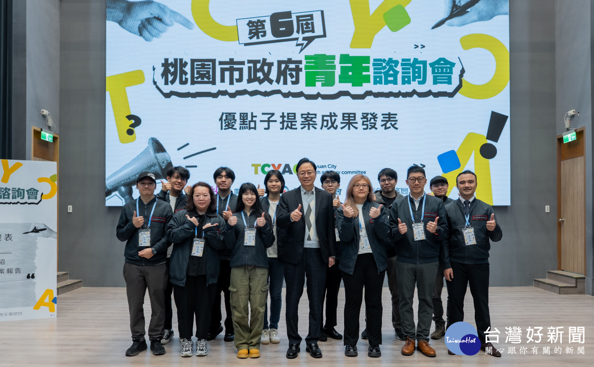 張市長與青諮委員們合影。