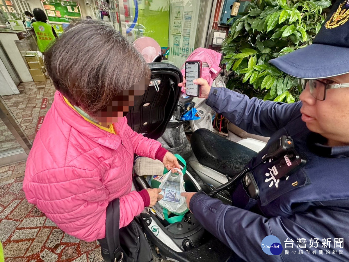 警方到場協助，成功阻止婦人遭詐。
