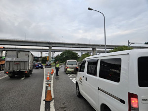 桃警呼籲民眾避開交通尖峰時間及易壅塞路段，多利用大眾運輸與替代道路，配合警方管制疏導。