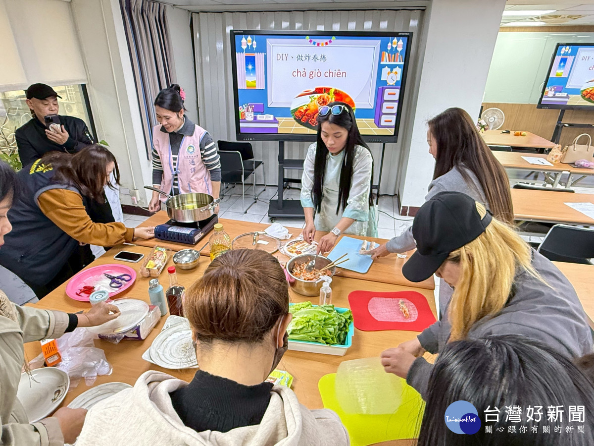 楊金泉帶領學員手作越式炸春捲，品嘗經典的越南美食