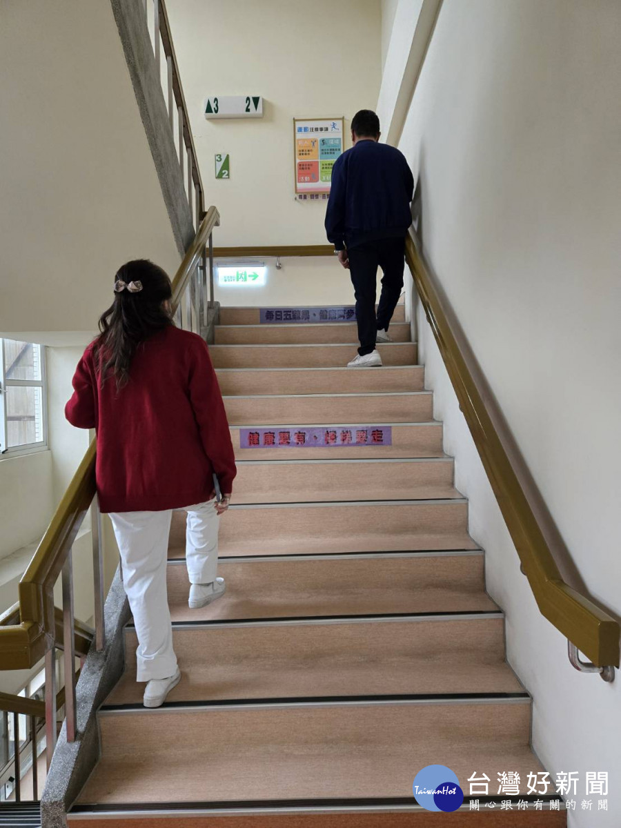 桃療護理科邱金快主任帶領同仁一起健走。(桃療提供)