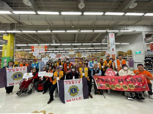 78歲魏奶奶受邀採買年貨。林重鎣