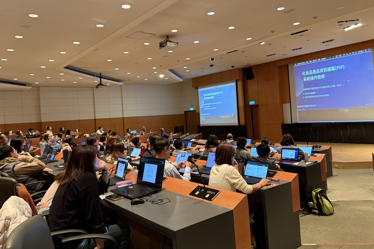 參加研習的化妝品業者、幹部打開筆電試著同步操作,聚精會神聆聽。