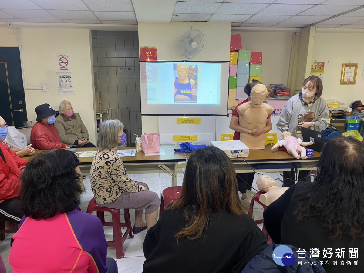 民眾親自操作哈姆立克法，講師於一旁即時教學與指導，加強實務操作熟練度