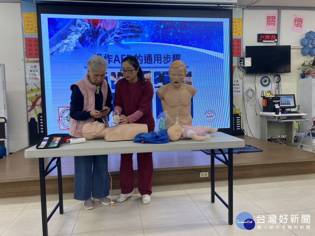 講座課程中，長輩專注聆聽，並踴躍上台實際操作，現場互動熱絡