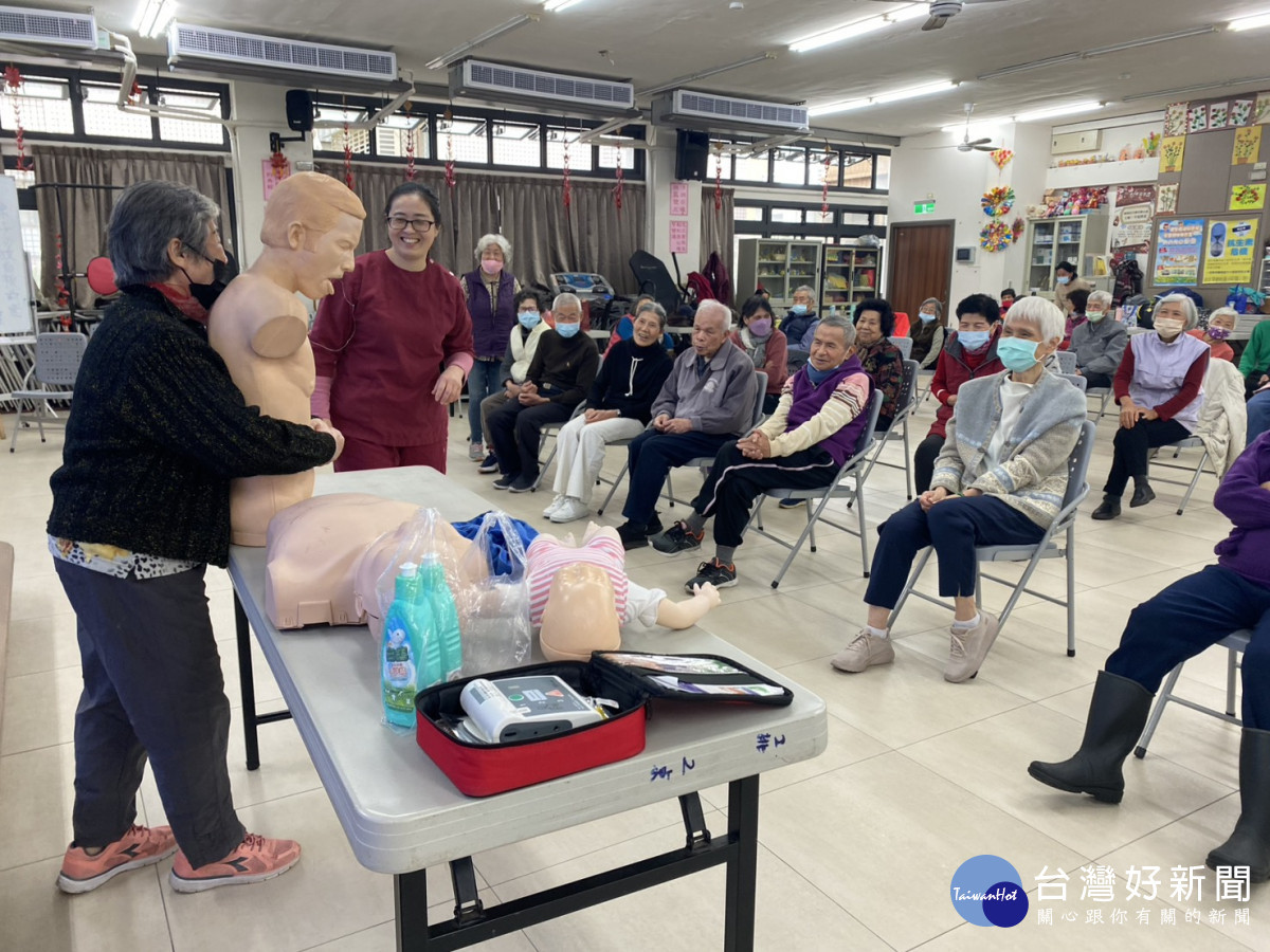 基本急救課程進行期間，臺北榮民總醫院桃園分院同步提供長輩血壓、血糖量測及醫療諮詢服務
