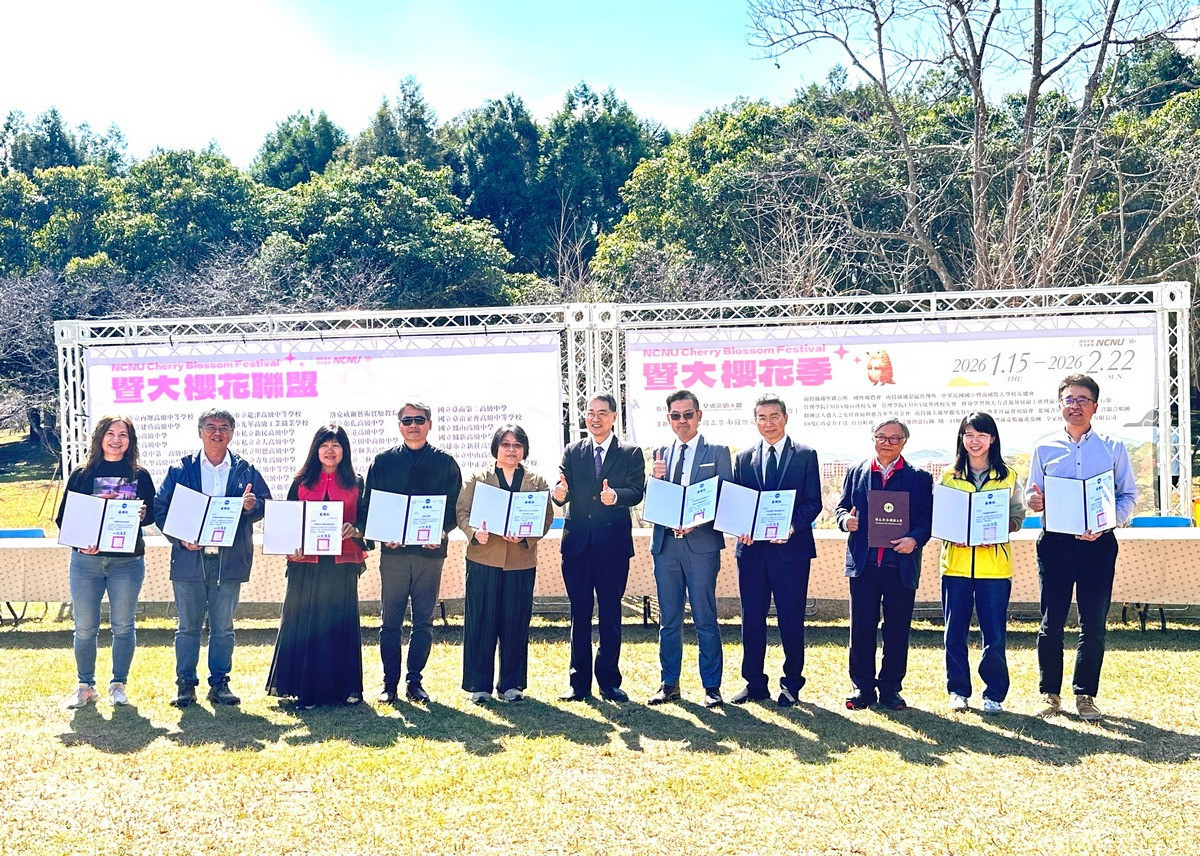 2026櫻花季賞櫻活動獲暨大校友群、在地店家與表演團體的協辦支持,暨大校長武東星(中)表示致謝。(暨大提供)