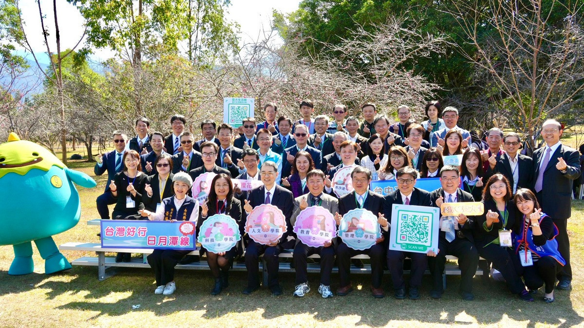 透過「合作共贏、資源共享」的理念,暨大與全國37所高中校長在滿園櫻花的見證下,共同簽署「櫻花樹下的盟約」。(暨大提供)