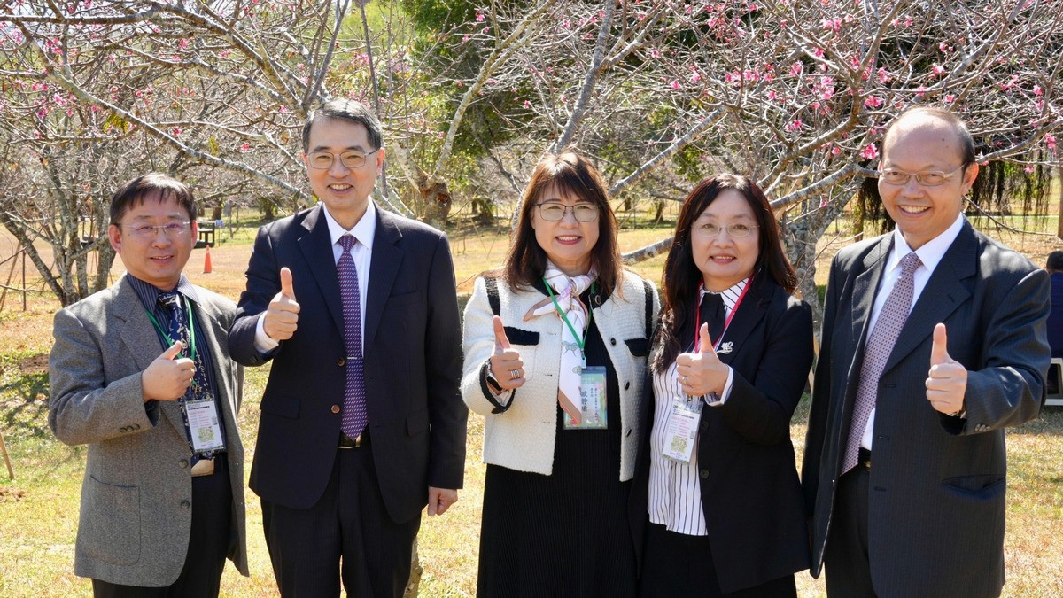 彰化高中校長王延煌(左起)、暨大校長武東星、台中二中校長歐靜瑜、家齊高中校長陳韻如與暨大教務長楊振昇於簽署活動合影。(暨大提供)<br />
<br />