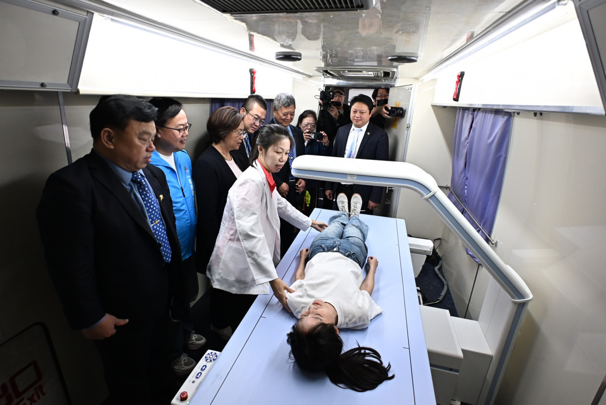 參觀儀器。圖／彰化縣政府提供