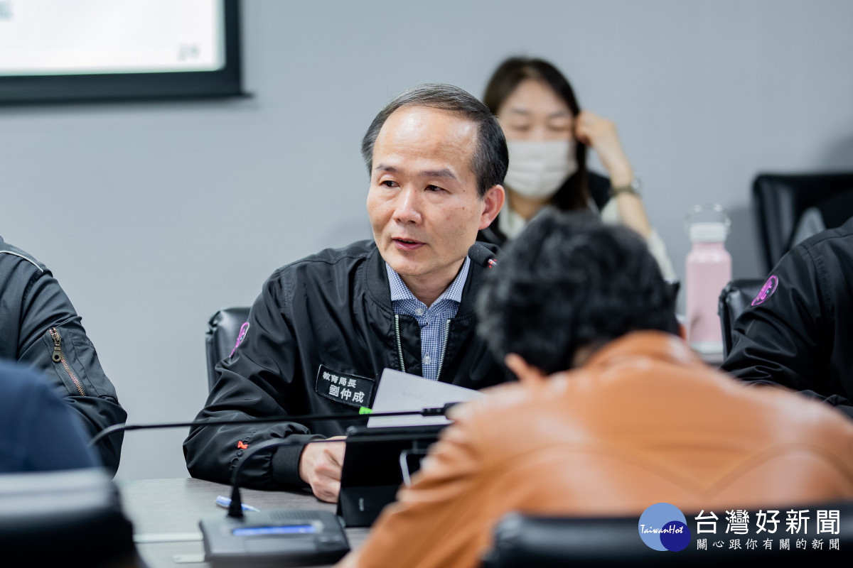 教育局長劉仲成補充。