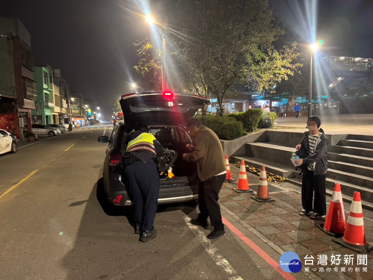 警方主動協助將學生護送至富岡火車站，並妥善處理YouBike載運及歸還事宜。