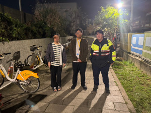外籍高中生夜騎迷途體力不支，楊梅警即時伸援確保安全。