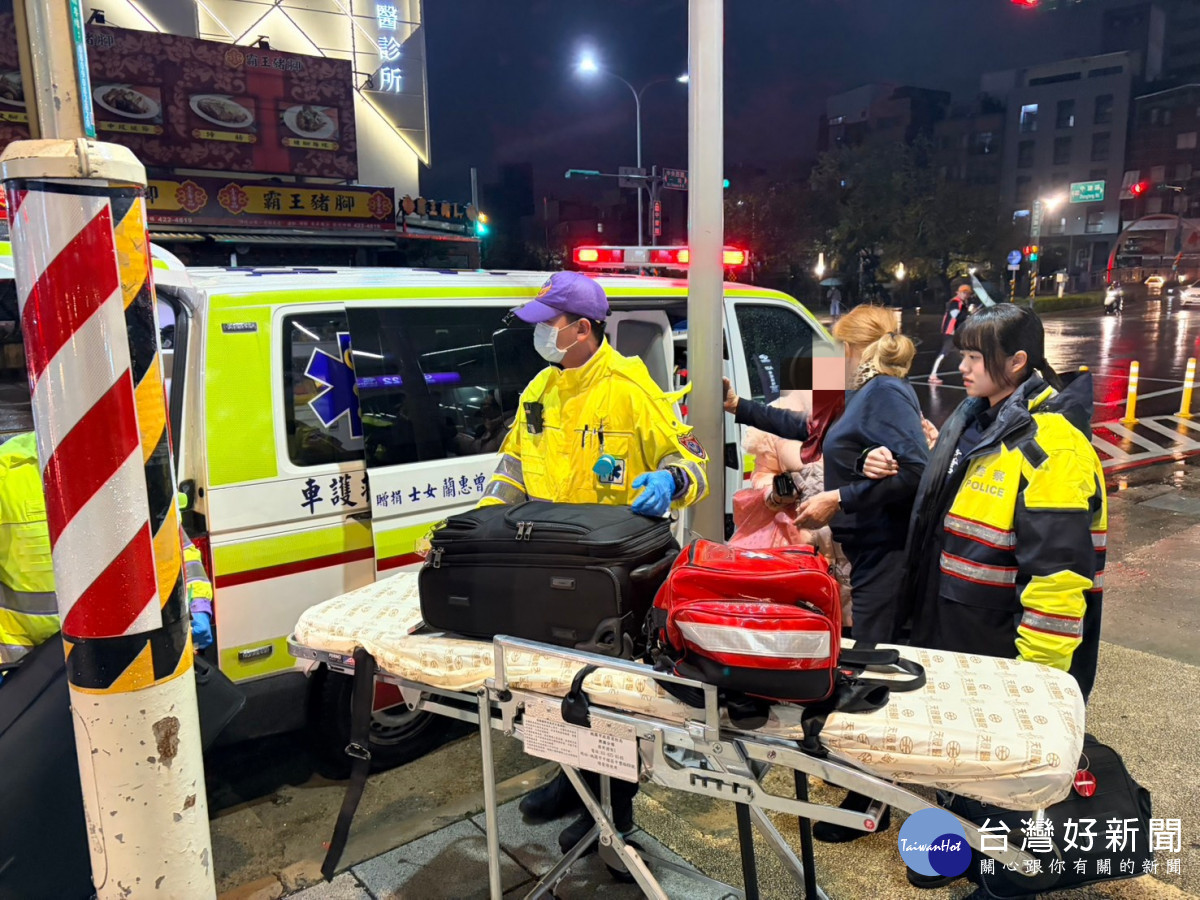 7旬婦血糖低跌坐手扶梯,中壢警實習生即刻攙扶協助送醫。