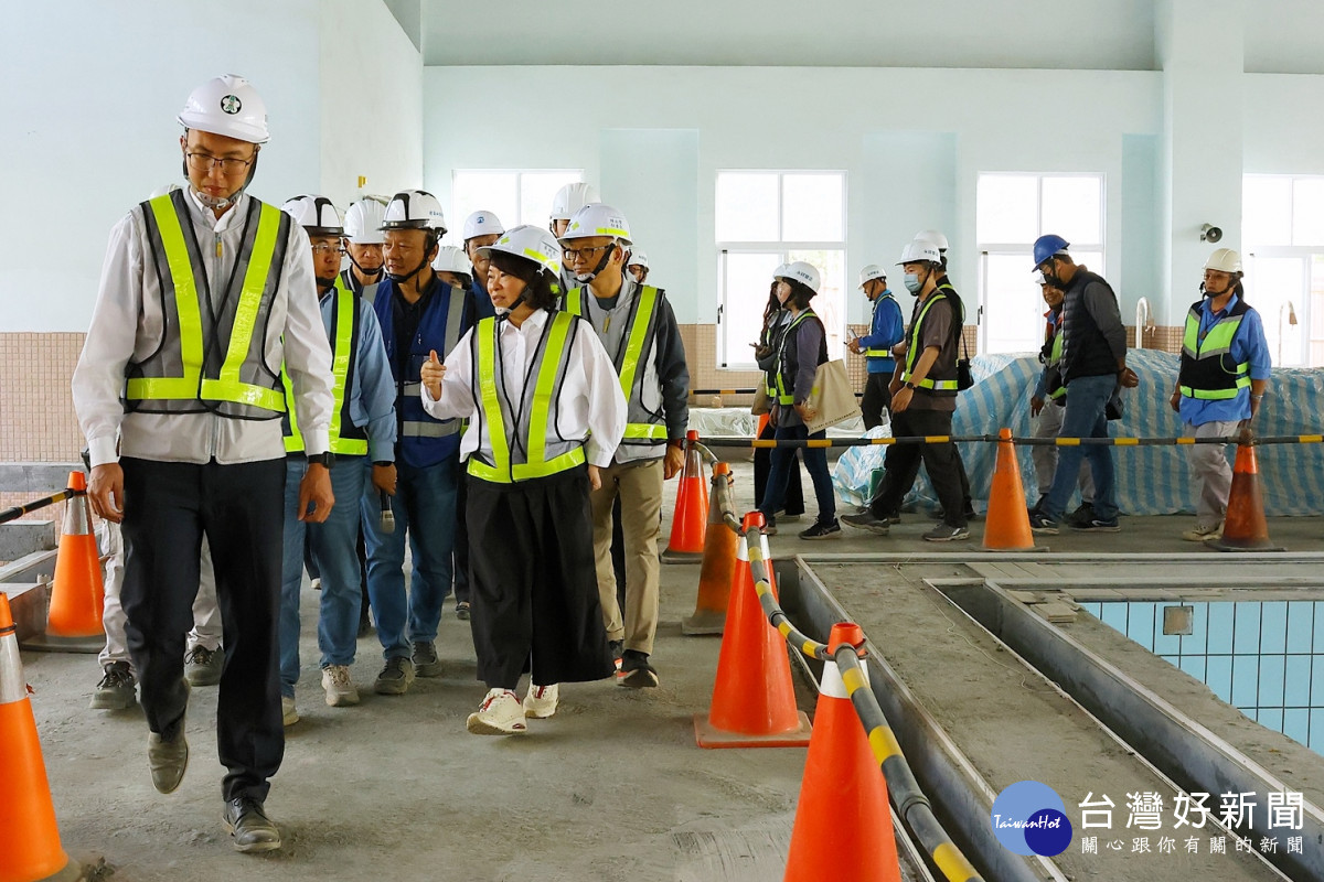 嘉義市西區全民運動館統包工程,目前工程進度已突破75%,市長黃敏惠率領市府團隊前往視察/嘉義市府提供