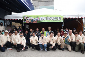 台電尖山發電廠陪長者辦年貨　陳光復肯定善盡社會責任