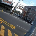 老婦因精神狀況不佳，獨自坐在車輛分隔島上／警方提供