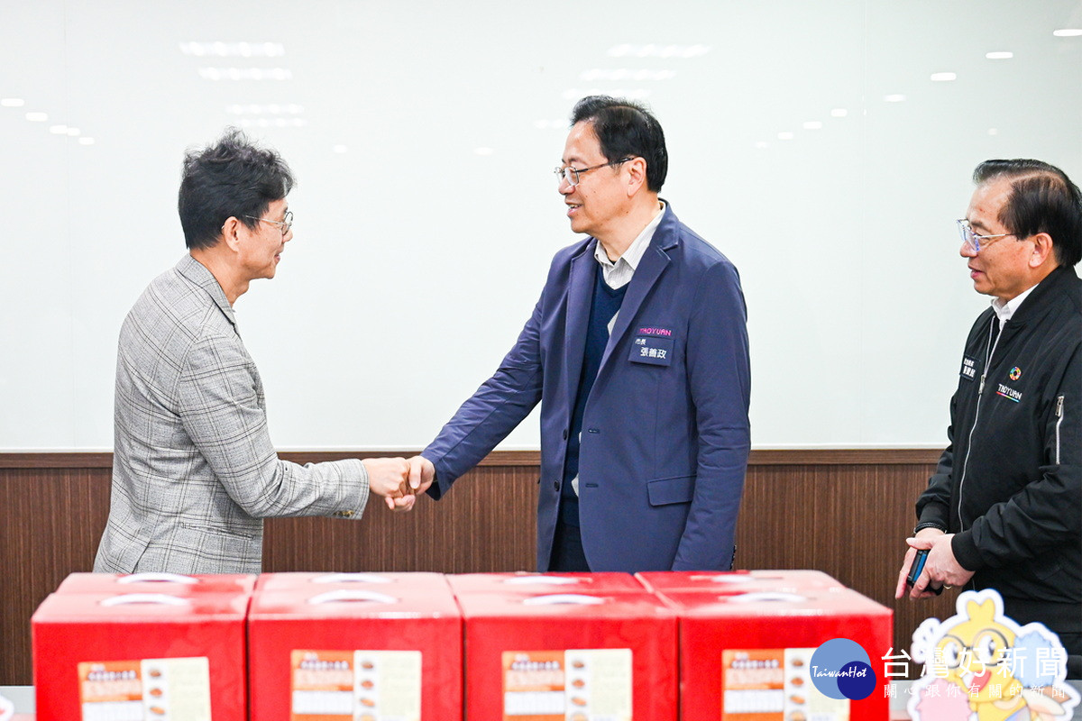 「財團法人中華民國唐氏症基金會」捐贈年菜予桃園市政府，市長善政向基金會董事長林正俠表達感謝。<br />
<br />
