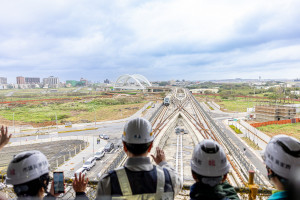 桃園市長張善政視察桃捷綠線北段主線動態測試，觀看綠捷穿過坑口站前地標蝴蝶橋。