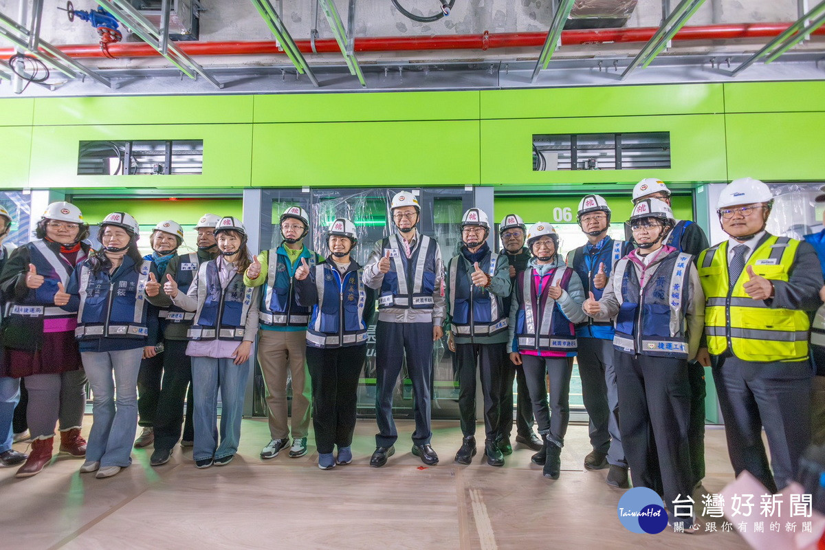 桃園市長張善政視察桃捷綠線北段主線動態測試時合影。