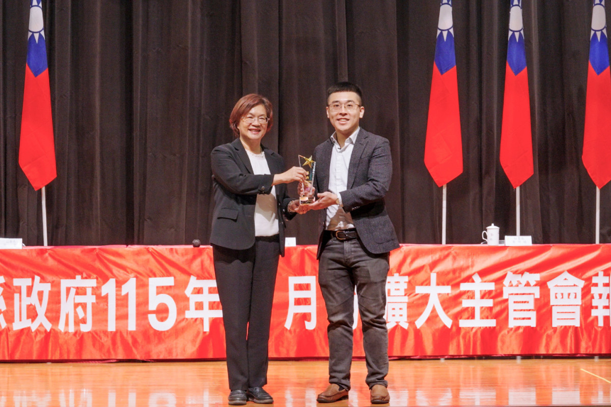 第六屆彰化百工百味影片創作獎27日舉行頒獎典禮，陳良誠醫師接受王惠美縣長頒獎表揚。圖／彰化縣政府提供