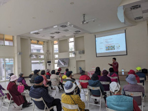 參與心理健康講座，社區民眾與講師熱情互動回應。