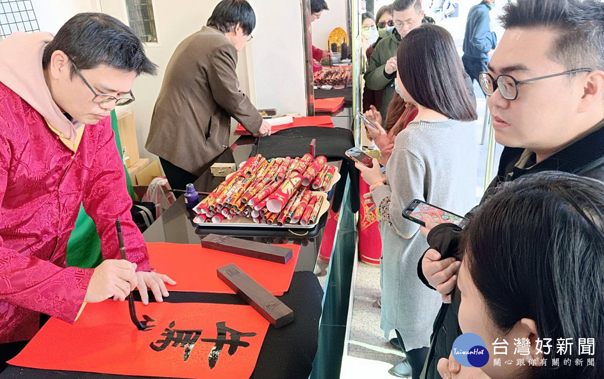 桃園郵局舉辦郵心相連傳愛永續活動        民眾排隊領取名家墨寶