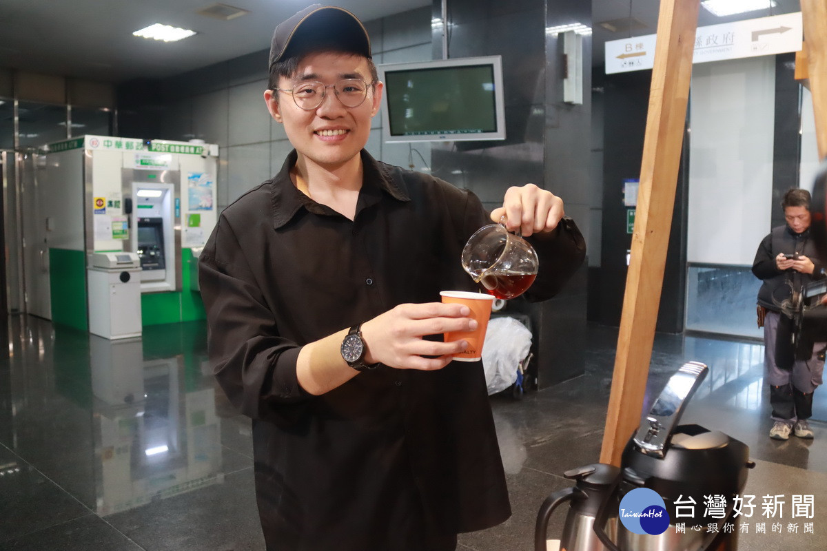 南投咖啡進駐連鎖咖啡門市。（記者扶小萍攝）