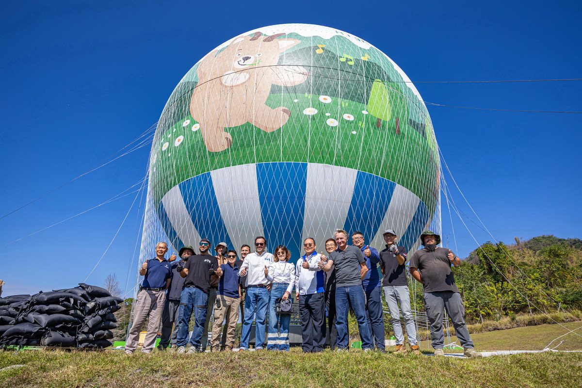 作業人員很開心完成組裝。(縣府提供)