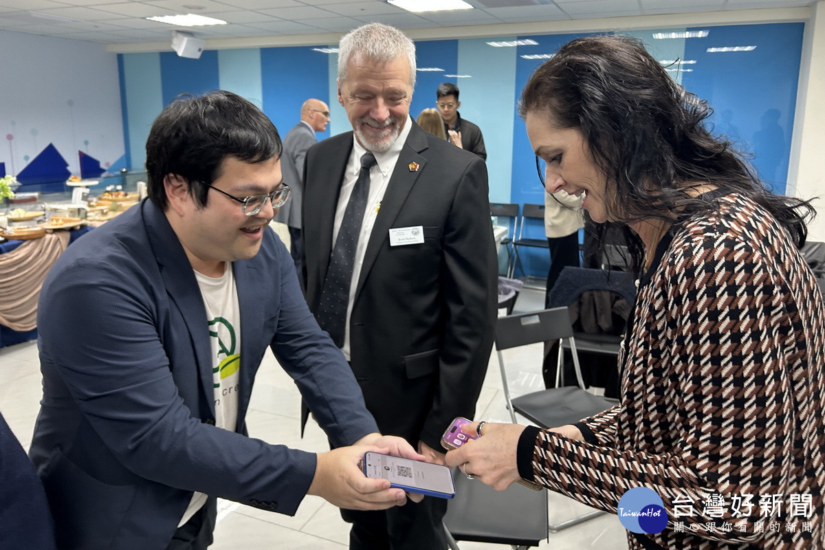 桃園天際線加速器所屬洺鈞畜產與訪團互相交流。<br />